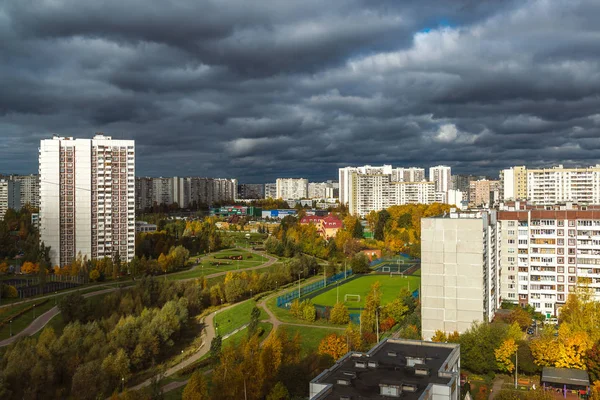 Москва, Російська Федерація - 10 жовтня. 2017. 16 мікрорайон міста Зеленограда в похмуру погоду — стокове фото