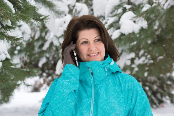 Žena mluví o telefonu v destinaci winter park — Stock fotografie