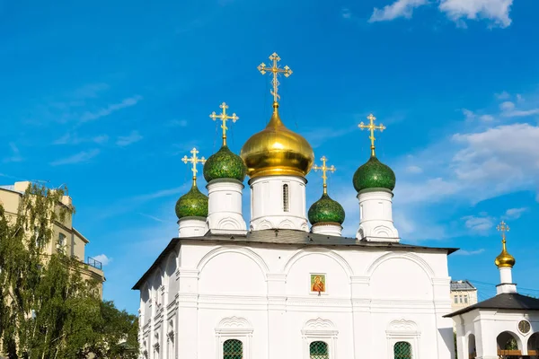 Kathedraal van vergadering van ikoon van de moeder Gods van Vladimir in het Chistye klooster in Moskou. Rusland — Stockfoto