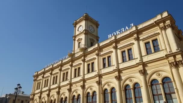 Moscú, Rusia. Estación de tren Leningradsky. Monumento construido en 1849 — Vídeo de stock