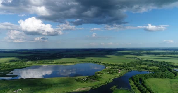 偉大な高さから池やロシアの村を見る — ストック動画