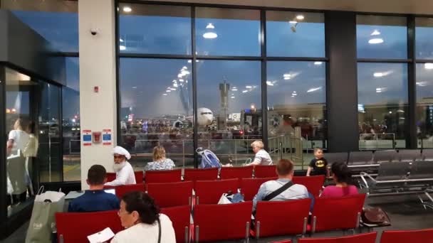 迪拜, 阿联酋-4月10日。2018. 在机场2号航站楼等候离境的乘客 — 图库视频影像