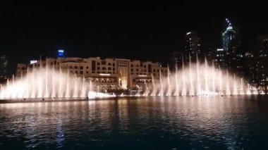 Dubai, Birleşik Arap Emirlikleri - 8 Nisan. 2018. Uluslararası Dubai Kongre ve Sergi Sarayı göl kenarında müzik çeşme