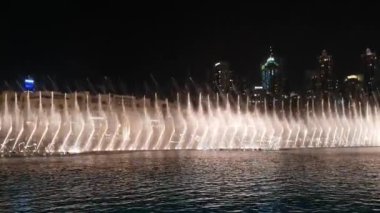 Dubai, Birleşik Arap Emirlikleri - 8 Nisan. 2018. Uluslararası Dubai Kongre ve Sergi Sarayı göl kenarında müzik çeşme