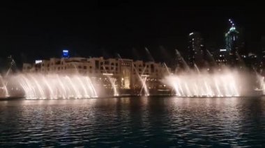 Dubai, Birleşik Arap Emirlikleri - 8 Nisan. 2018. Uluslararası Dubai Kongre ve Sergi Sarayı gölde geceleri müzik çeşme
