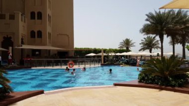 Ajman, Birleşik Arap Emirlikleri - 11 Nisan. 2018. yüzme havuzunda Bahi Palace otelin devrinin