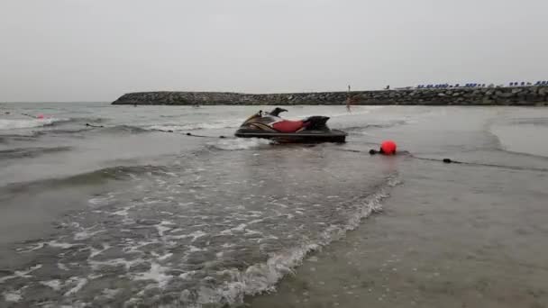 Ajman, ZEA - 11 kwietnia. 2018. Yamaha wody motocykl stoi w płytkiej wodzie na wybrzeże Zatoka Perska — Wideo stockowe