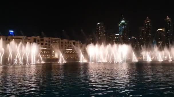 Dubai, Verenigde Arabische Emiraten - 8 April. 2018. de muzikale fontein op Burj Khalifa lake — Stockvideo