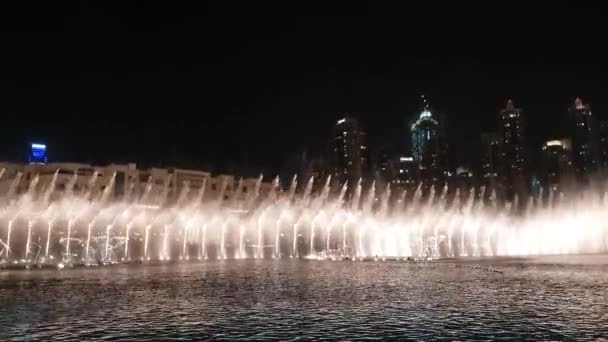 Dubaï, EAU - 8 avril. 2018. fontaine musicale sur le lac Burj Khalifa — Video