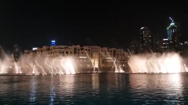 Dubai, Emirados Árabes Unidos - 8 de abril. 2018. fonte musical no lago Burj Khalifa à noite — Vídeo de Stock