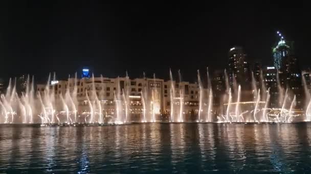 ドバイ、アラブ首長国連邦 - 4 月 8 日。2018。 ブルジュ ・ ハリファの湖夜音楽噴水 — ストック動画