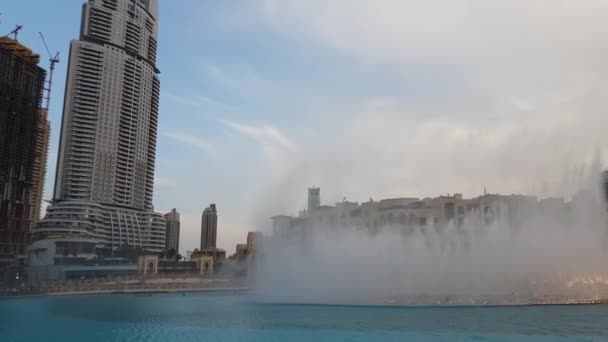 Dubai, Emirati Arabi Uniti - 8 aprile. 2018. fontana sul lago Burj Khalifa alla sera — Video Stock