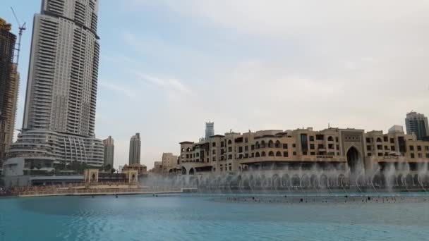 迪拜, 阿联酋-4月8日。2018. 傍晚在哈里发湖的喷泉 — 图库视频影像