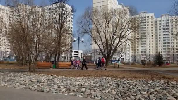 Moskau, russland-april 22.2018. menschen auf boulevard in 20 bezirk der stadt zelenograd. — Stockvideo