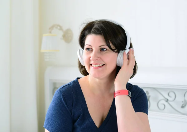 Retrato de mujer con auriculares inalámbricos —  Fotos de Stock