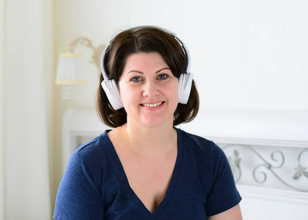 Retrato de mujer con auriculares inalámbricos —  Fotos de Stock