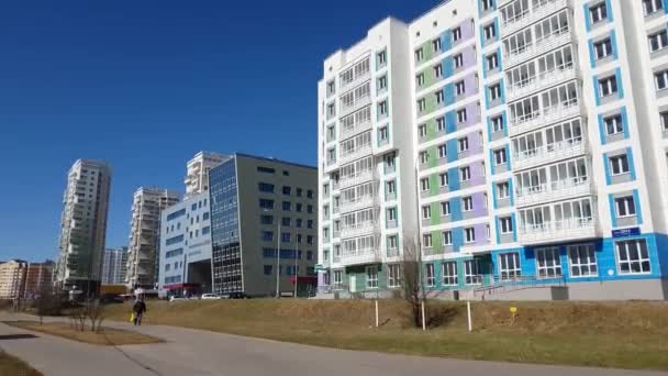 Moscou, Rússia - 22 de abril de 2018. Paisagem da cidade com estrada e casas em Zelenograd — Vídeo de Stock