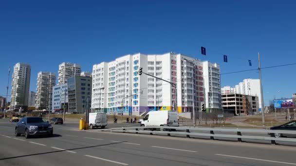 Moscow, Rusland-April 22.2018. Stad landschap met weg- en huizen in Zelenograd — Stockvideo