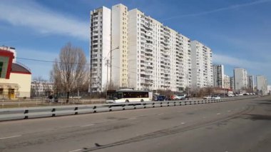 Moscow, Rusya Federasyonu-Nisan 22.2018. Çeşitli araçlar evlerin arka planda yol boyunca seyahat