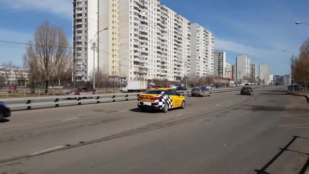 Μόσχα, Ρωσία-Απριλίου 22.2018. Διάφορα οχήματα ταξιδεύουν κατά μήκος του δρόμου στο παρασκήνιο των σπιτιών — Αρχείο Βίντεο