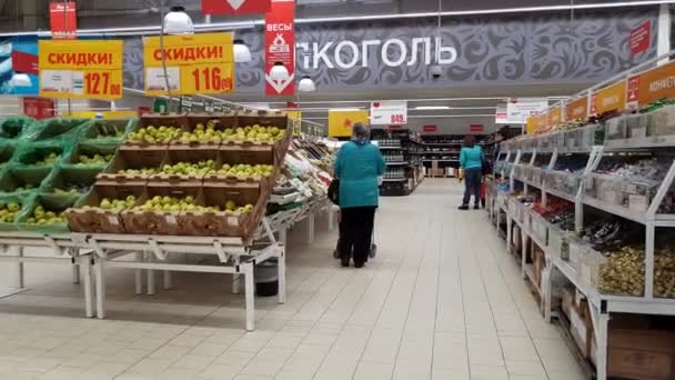 Moscú, Rusia-abril 22.2018. venta de frutas y dulces en la tienda Auchan — Vídeos de Stock