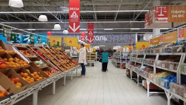 Moscú, Rusia-abril 22.2018. venta de frutas y dulces en la tienda Auchan — Vídeos de Stock