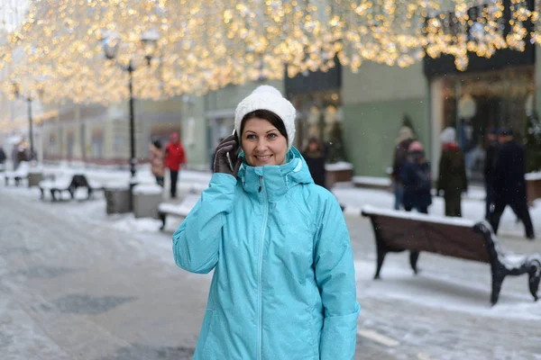 Donna che parla al telefono sulla strada della città in inverno — Foto Stock