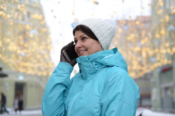 Žena mluví o telefonu na město ulice v zimě — Stock fotografie