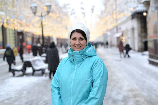 Retrato de mulher em casaco azul na rua de Moscou — Fotografia de Stock