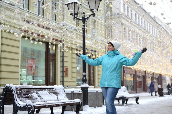 Positive Frau breitete ihre Hände auf winterlicher Stadtstraße aus — Stockfoto