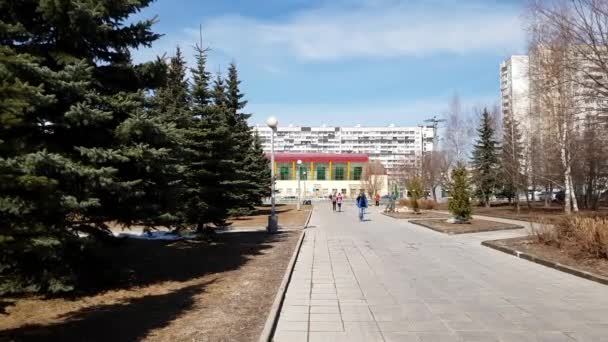 Moscú, Rusia-22 de abril de 2018. Boulevard en el distrito XV a principios de la primavera en Zelenograd — Vídeos de Stock