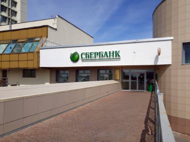 Moscow, Rusya Federasyonu - 24 Nisan. 2018. Savelkinsky proezd Zelenograd içinde sokak üzerinde Sberbank