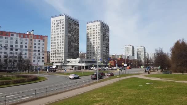 Moscú, Rusia-24 de abril de 2018. Central prospekt es la calle principal de Zelenograd — Vídeos de Stock