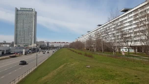 Moskau, russland-april 24.2018. flöte ist längstes haus auf savelkinsky proezd in zelenograd — Stockvideo