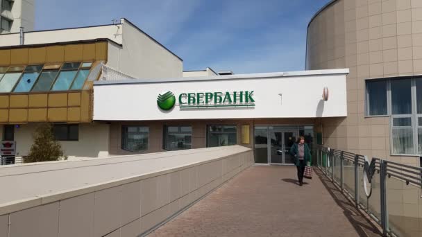 De Moscow, Rusland - 24 April. 2018. Sberbank op Savelkinsky proezd straat in Zelenograd — Stockvideo