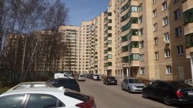 Moscow, Rusya Federasyonu-Nisan 24.2018. Arabalar yarda tuğla Zelenograd içinde bina yüksek katlı stand