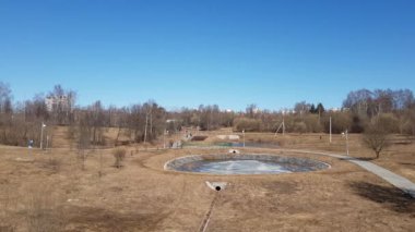Moskova, Rusya'nın Zelenograd yönetim bölgesinde erken baharda gölet ile Şehir Parkı