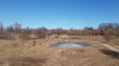 Moskova, Rusya'nın Zelenograd yönetim bölgesinde erken baharda gölet ile Şehir Parkı