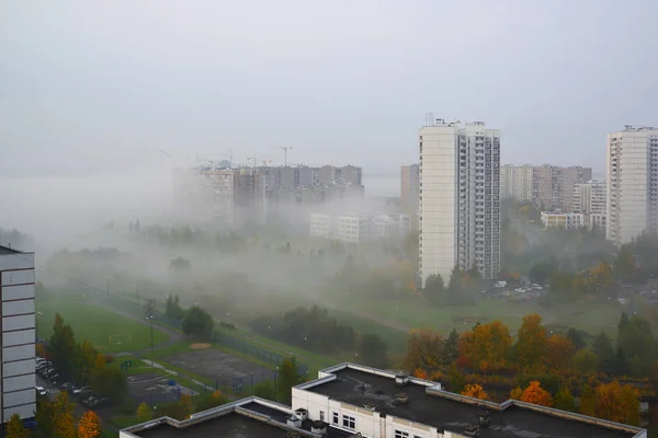 Herbstliche Stadtlandschaft mit Nebel in Moskau, Russland — Stockfoto