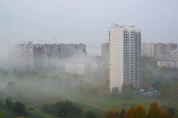 Осінній краєвид міста з туманом у Москві (Росія). — стокове фото