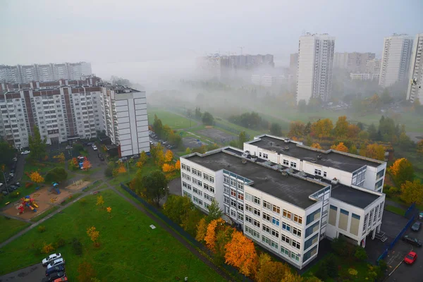 Herbstliche Stadtlandschaft mit Nebel in Moskau, Russland — Stockfoto