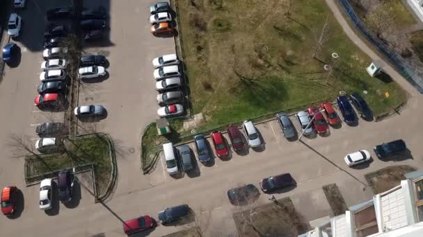 Moskva, Ryssland-April 22.2018. Ovanifrån av bil parkerad nära boningshus i Moskva, Ryssland — Stockvideo