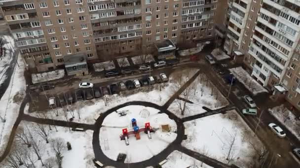Вид детской игровой площадки во дворе жилого дома в Москве, Россия — стоковое видео