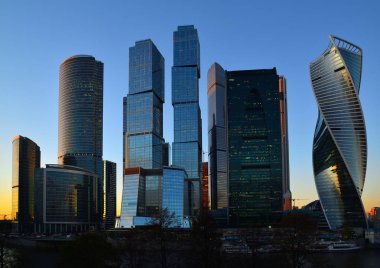 Moskova, Rusya - Kasım 02. 2017. Uluslararası iş merkezinde Moscow City günbatımı kuleleri