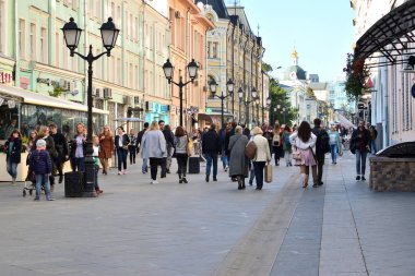 Moskova, Rusya - Eylül 23. 2017. Muscovites sokak Rozhdestvenka yürüyüş