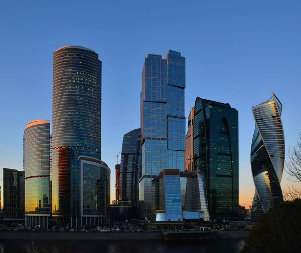 Moscou, Rússia - 02 de novembro. Em 2017. Torres de centro de negócios internacional da cidade de Moscou ao pôr do sol — Fotografia de Stock