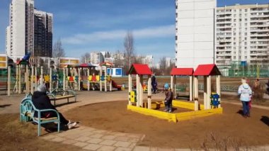 Moscow, Rusya Federasyonu-Nisan 22.2018. Çocuklar oyun alanında Zelenograd üzerinde oyun