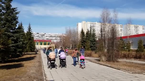 Moskva, Ryssland-April 22.2018. Kvinnor med barnvagn promenader längs boulevard — Stockvideo