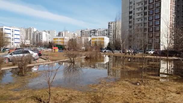 Moscou, Russie-22 avril 2018. Puddles après la fonte de la neige au début du printemps à Zelenograd — Video