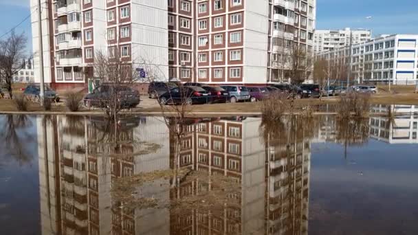 モスクワ, ロシア-4 月 22.2018。ゼレノグ ラードで春先の融雪後の水たまり — ストック動画